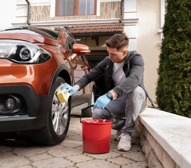 Lavage auto à domicile Le Ménil : professionnel intervenant sur un véhicule